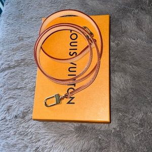 Louis Vuitton strap 47. Inches long